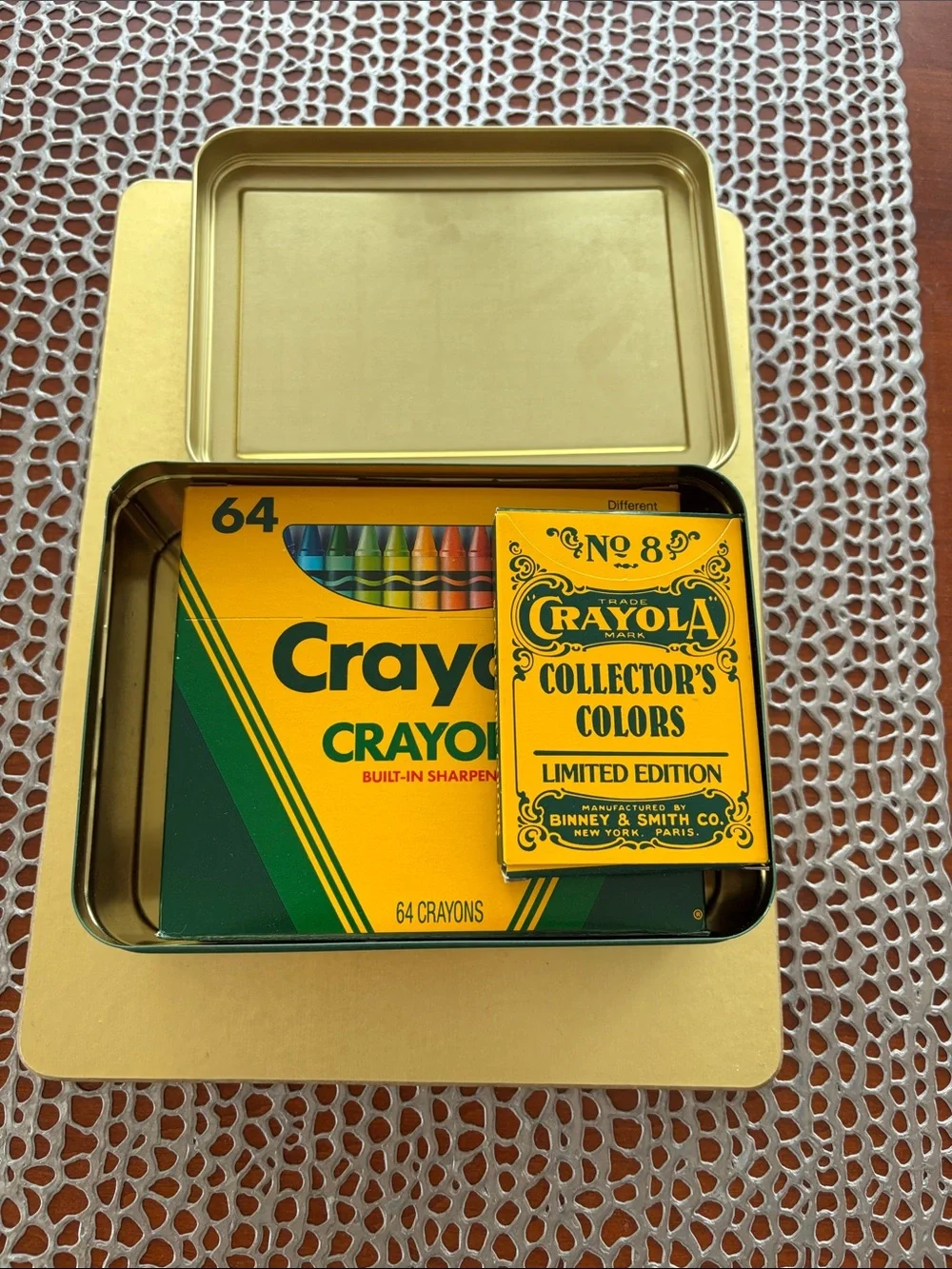 Vintage 1991 Crayola collectors colors tin with 72 crayons